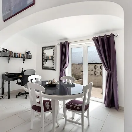 Malpas Villa *