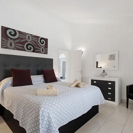 Malpas Villa *